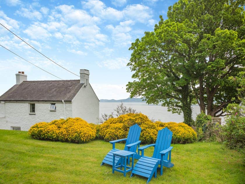 Sitting-out-area | Blue Sails - Water’s Edge Cottages, Llanfaes, Beaumaris, Anglesey