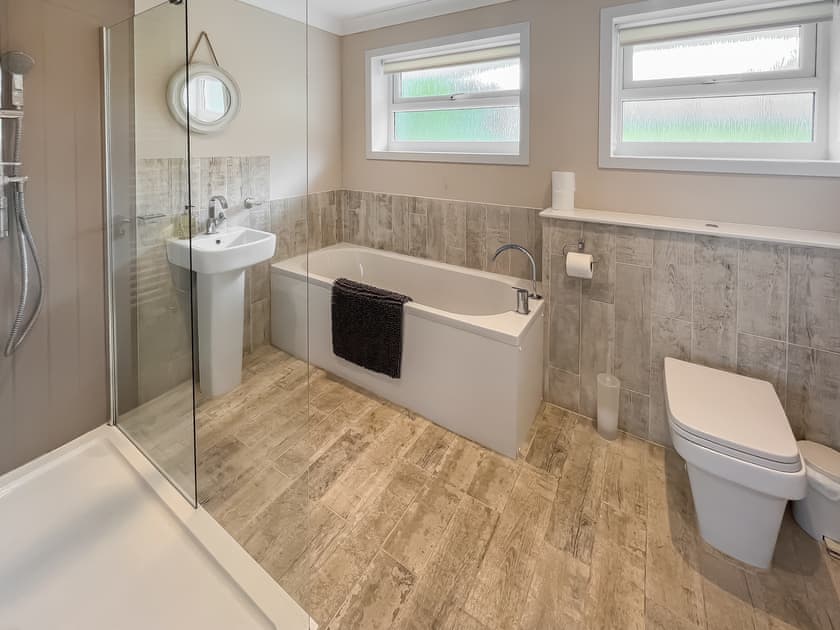 Bathroom | 10 Silvershell View, Port Isaac