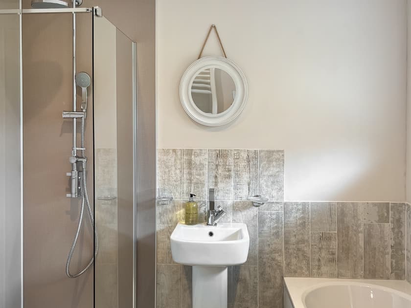 Bathroom | 10 Silvershell View, Port Isaac