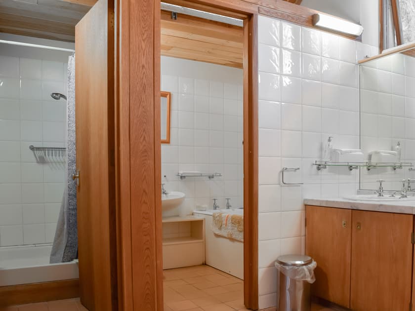 Bathroom | The Coach House at Waterperry Gardens, Waterperry