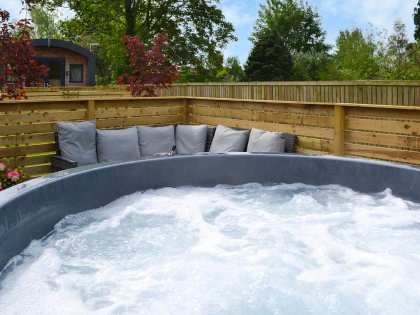 Hot tub | Wellington - Ye Old Red Lion Holidays, Holme upon Spalding Moor, near York