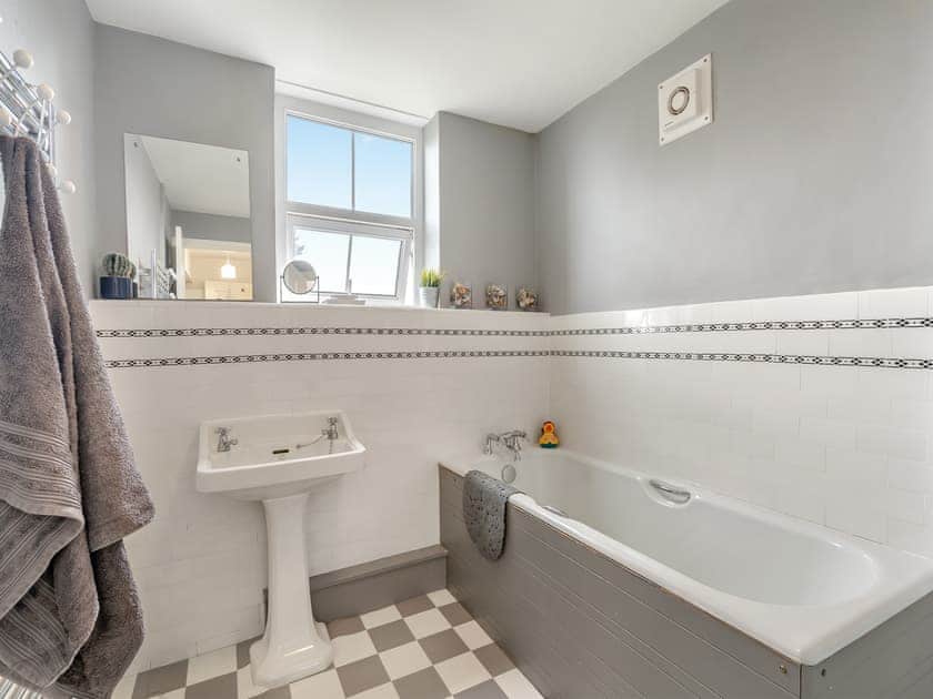 Bathroom | Maesybryn, Pentregat