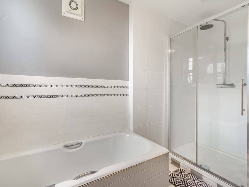 Bathroom | Maesybryn, Pentregat