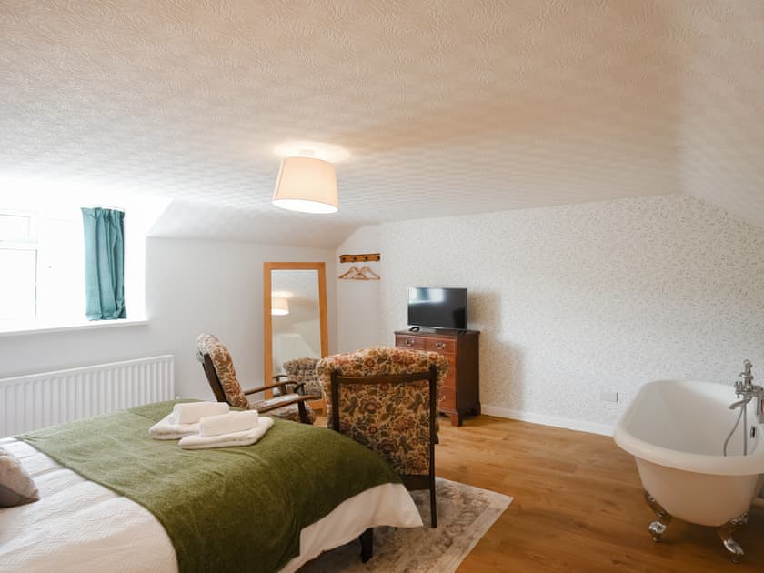 Double bedroom | Dolwen Isaf, Llanerfyl, near Welshpool