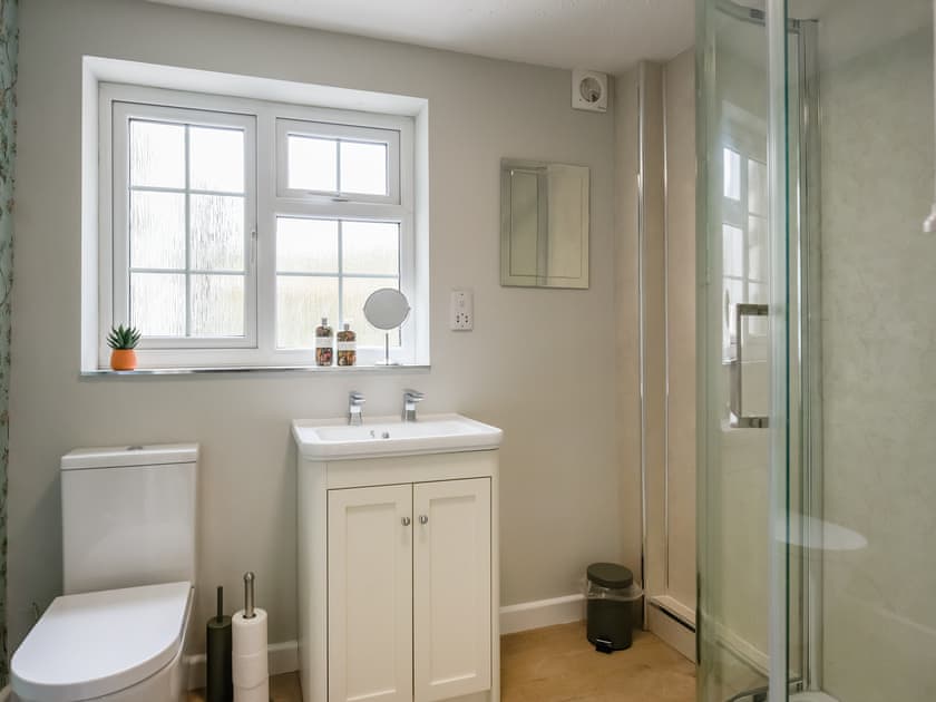 Bathroom | Dolwen Isaf, Llanerfyl, near Welshpool