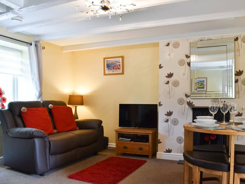 Living room with dining area | Sea Breeze Cottage, Barmston, near Bridlington