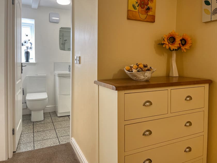 En-suite | Sea Breeze Cottage, Barmston, near Bridlington