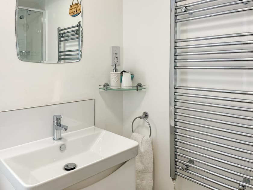 Bathroom | Sea Breeze Cottage, Barmston, near Bridlington