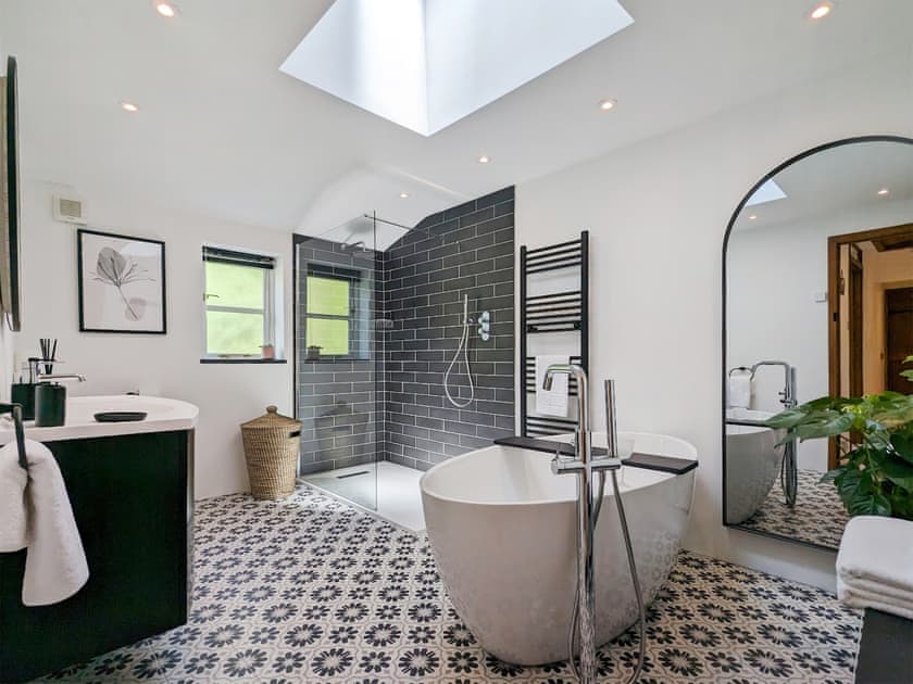 Ground Floor Bathroom  | Tyn Y Ffordd, Llanymawddwy near Dolgellau
