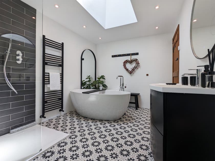 Ground Floor Bathroom  | Tyn Y Ffordd, Llanymawddwy near Dolgellau