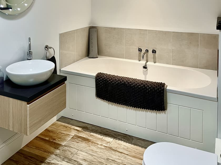 Family bathroom with bath and separate shower cubicle | Lovells Barn, Welland, near Malvern