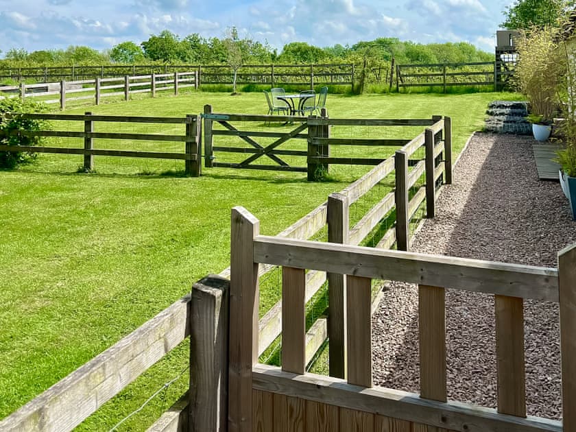 Lawned garden area | Lovells Barn, Welland, near Malvern
