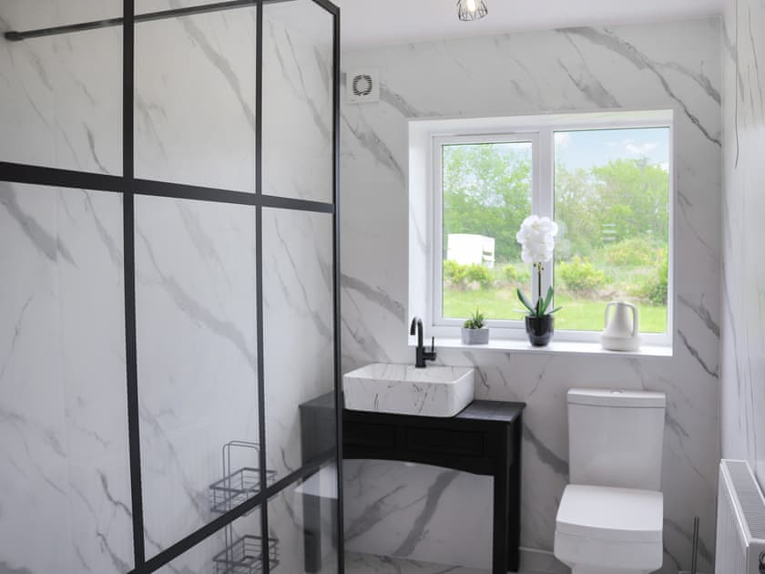 Bathroom | Hen Fecws, Rhoshirwaen, near Aberdaron