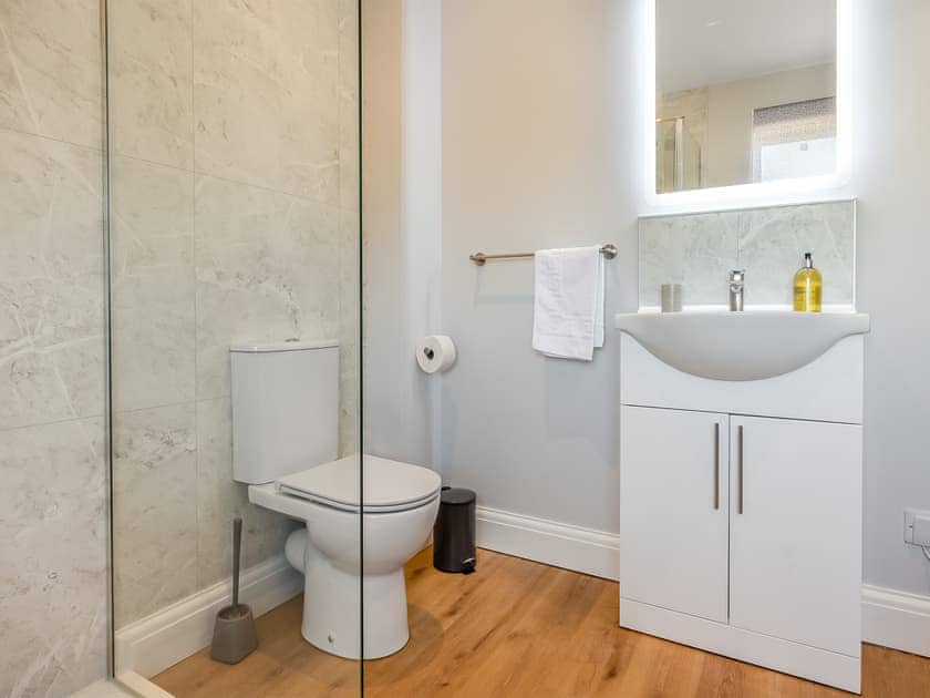 En-suite Bathroom for Room 2  | Llwyncelyn Farmhouse, Clynderwen