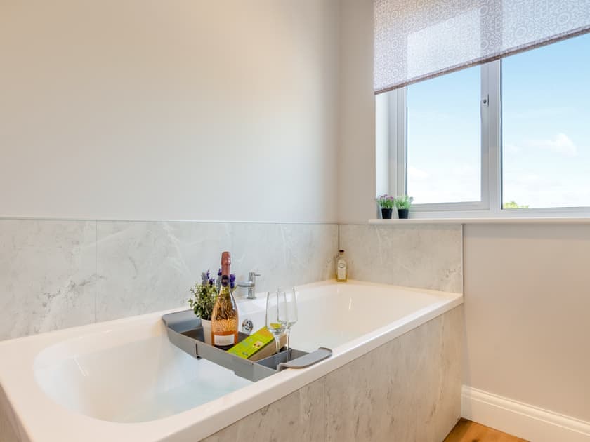 En-suite Bathroom - Room 2  | Llwyncelyn Farmhouse, Clynderwen