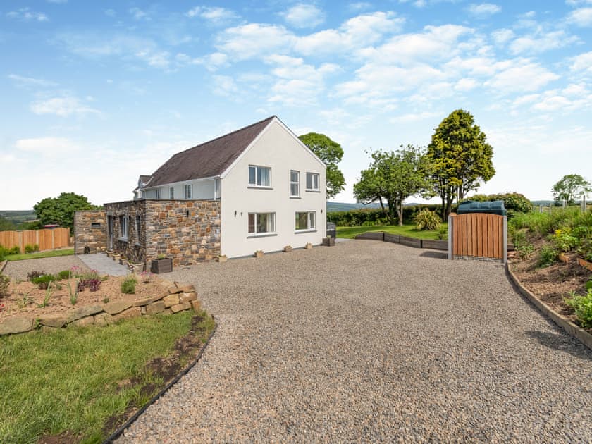 Exterior | Llwyncelyn Farmhouse, Clynderwen