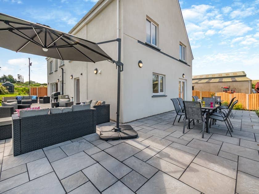 Exterior | Llwyncelyn Farmhouse, Clynderwen