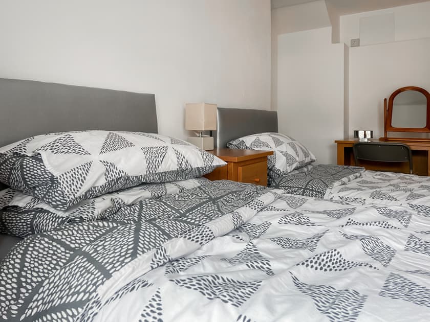Twin bedroom | Elder Cottage, Bridgend