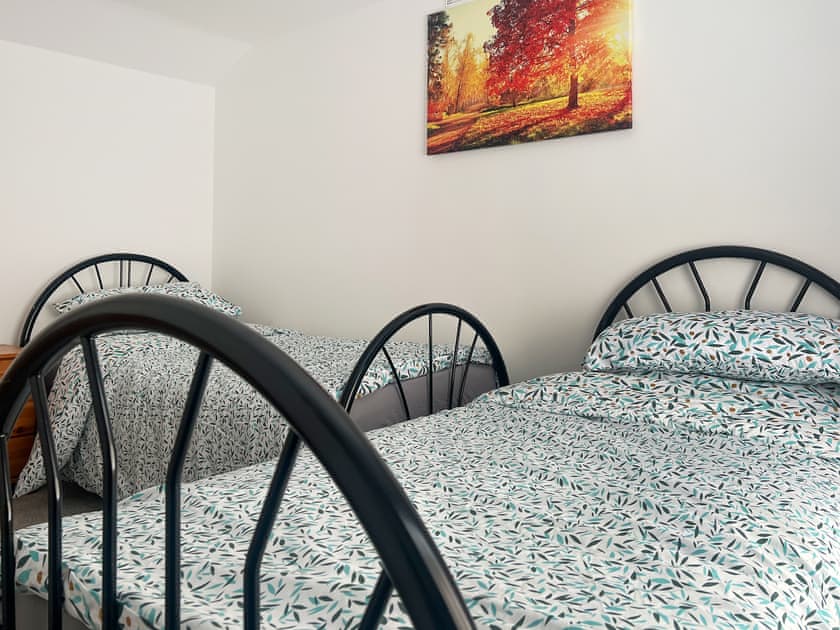 Twin bedroom | Elder Cottage, Bridgend