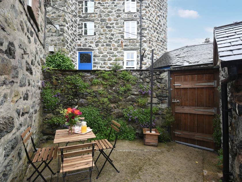 Terrace | LLys Dedwydd, Dolgellau