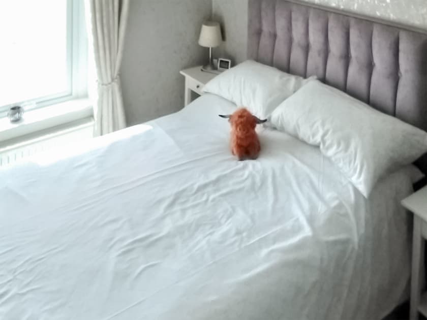 Double bedroom | Honeysuckle Cottage, Dreghorn, near Irvine