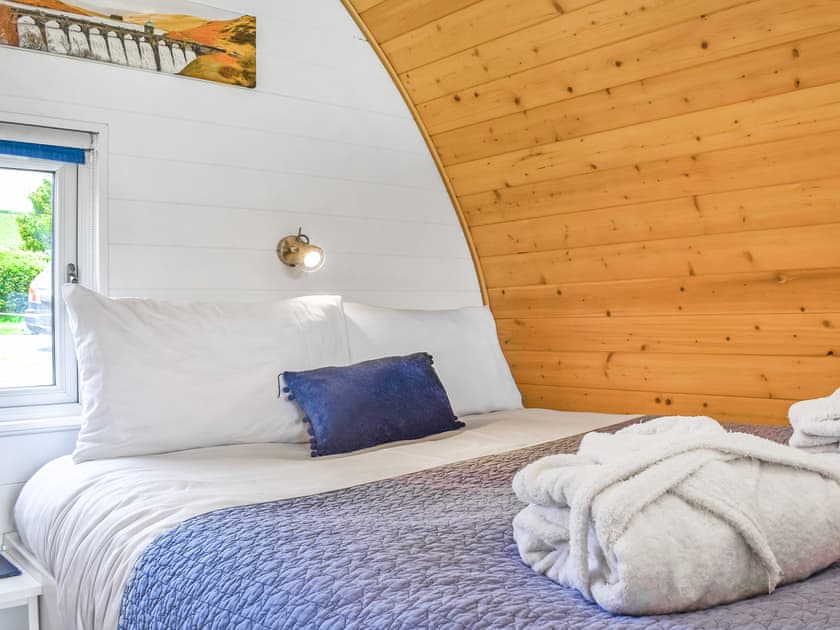 Kingsize bedroom | Seren, Abbeycwmhir, near Llandrindod Wells