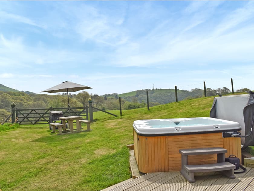 Hot tub | Seren, Abbeycwmhir, near Llandrindod Wells