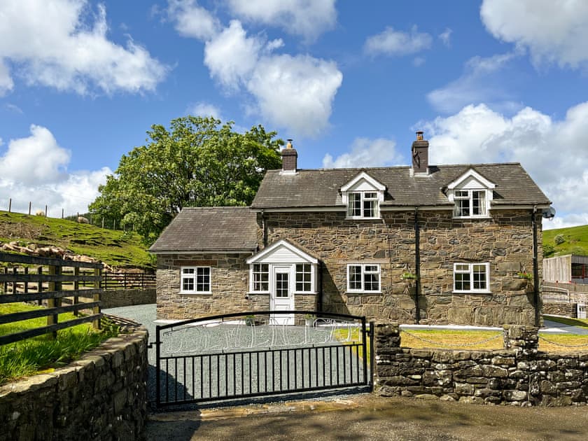 Exterior | Dolwen Isaf, Llanerfyl, near Welshpool