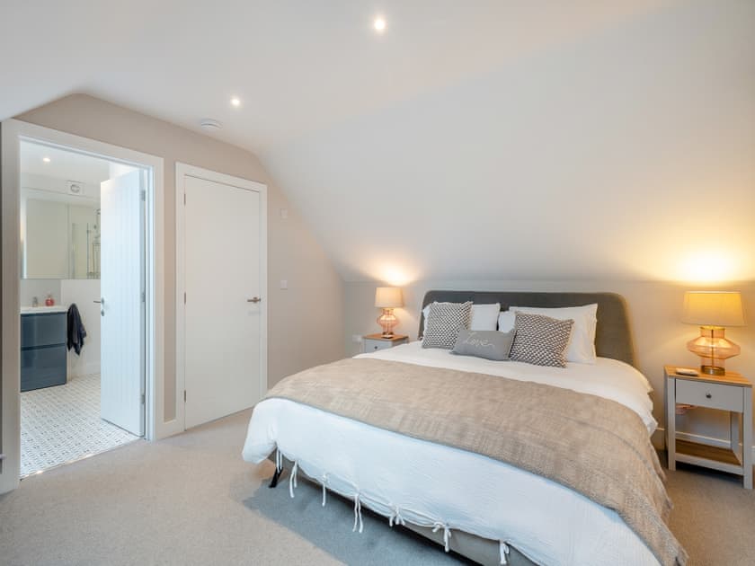 Master bedroom with ensuite bathroom  | Hollyhocks-  The Loft at The Gatehouse - Hollyhocks, Holt
