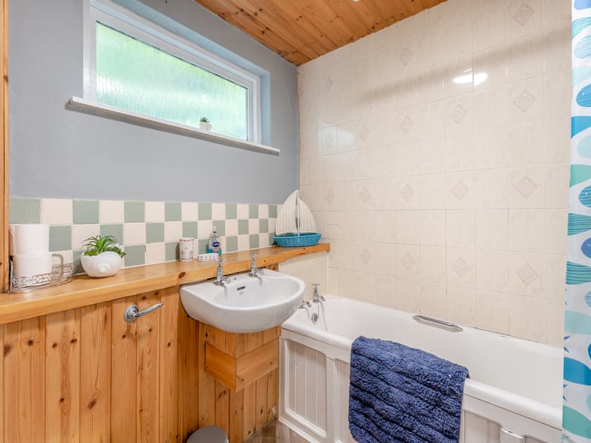 Bathroom | Carraig-Dhubh South - Carraig Dhubh Cottages, Whiting Bay