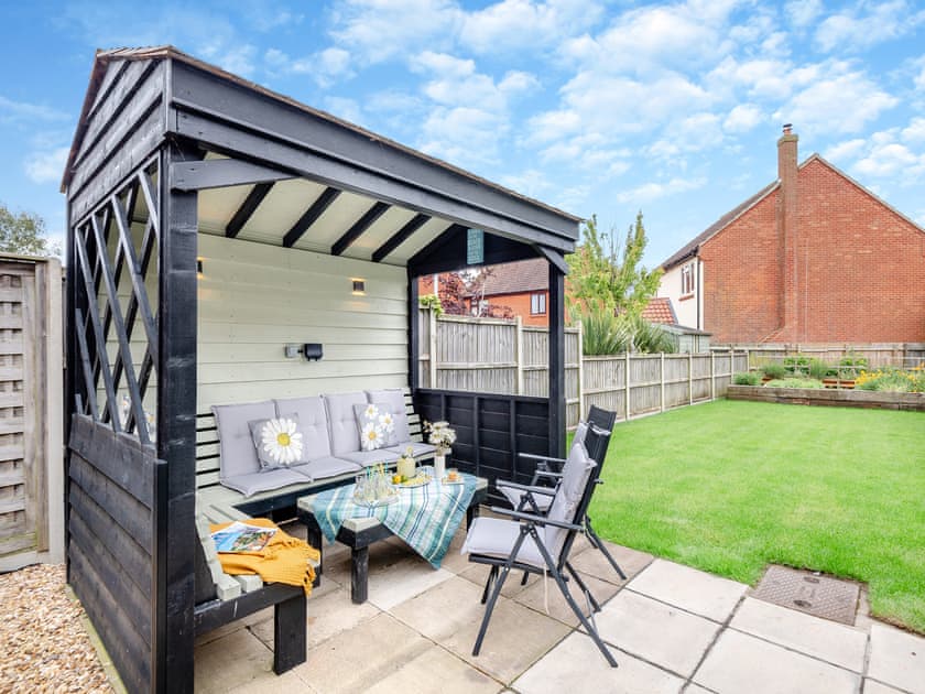 Sitting-out-area | High Tide House, Heacham