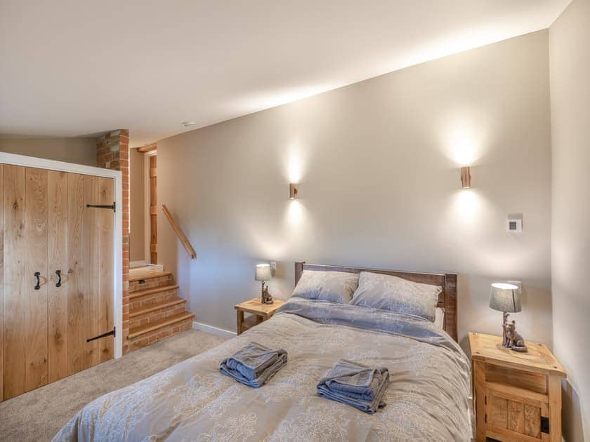 King size bedroom  | The Old Stables 1 - Quarry Hill Farm, Shipton Under Wychwood