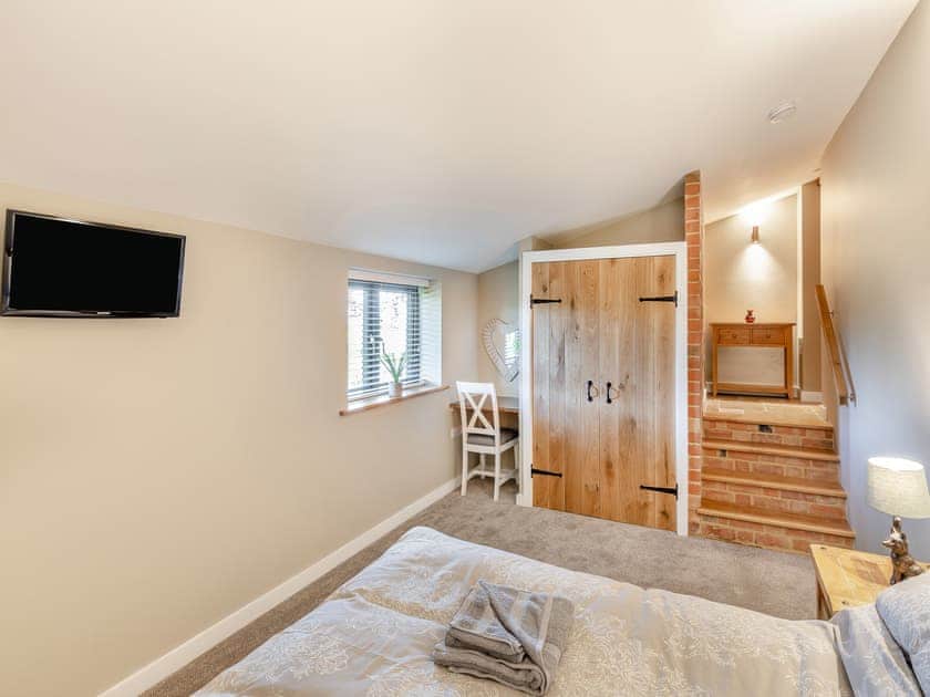King size bedroom  | The Old Stables 1 - Quarry Hill Farm, Shipton Under Wychwood