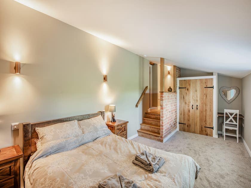 King size bedroom  | The Old Stables 2 - Quarry Hill Farm, Shipton-Under-Wychwood