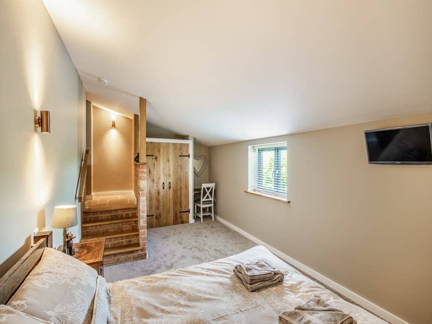 King size bedroom  | The Old Stables 2 - Quarry Hill Farm, Shipton-Under-Wychwood