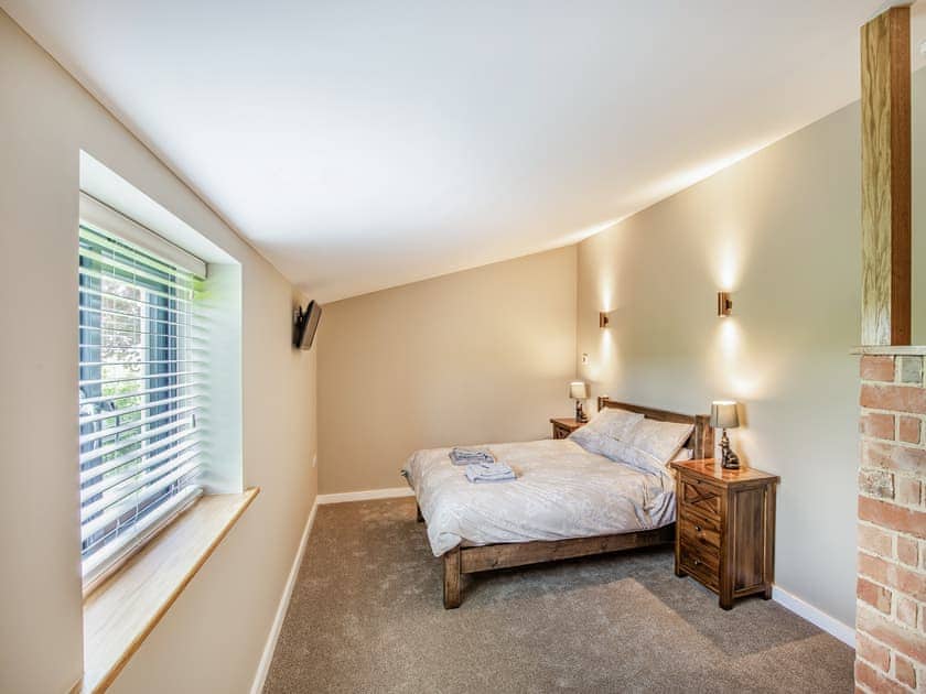 King size bedroom  | The Old Stables 2 - Quarry Hill Farm, Shipton-Under-Wychwood