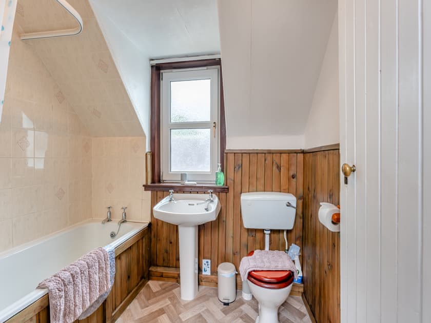 Bathroom | Carraig Dhubh North - Carraig Dhubh Cottages, Whiting Bay