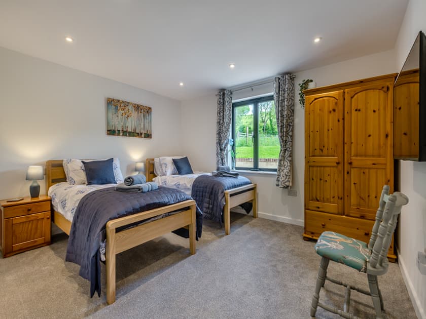 Twin bedroom | Dunley Barn, Pitton near Salisbury