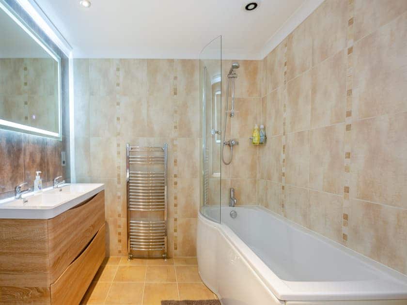 Bathroom | Lodge Twenty Six, Pwllheli