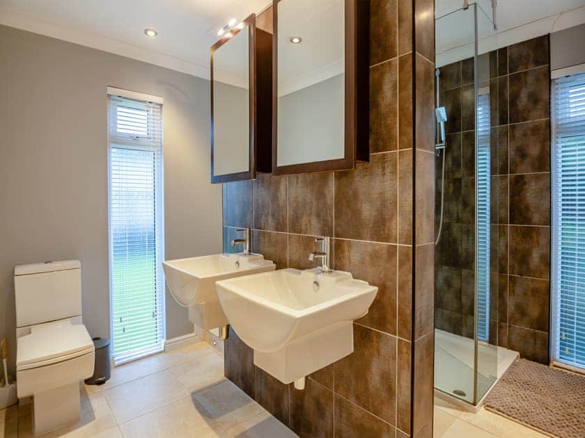 Bathroom | Lodge Twenty Six, Pwllheli