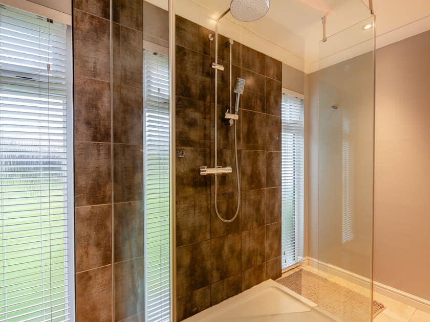 Bathroom | Lodge Twenty Six, Pwllheli