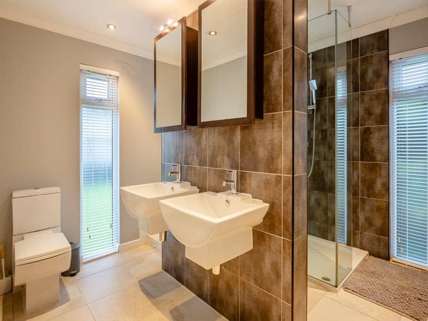 Bathroom | Lodge Twenty Six, Pwllheli