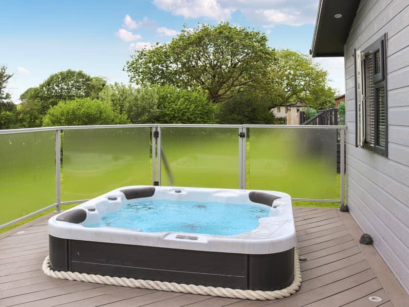 Hot tub | Lodge Twenty Six, Pwllheli