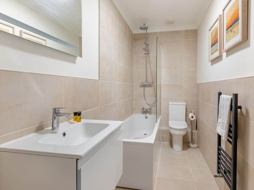 Bathroom with shower over bath | 7 Vista Apartments - Vista Apartments, Paignton