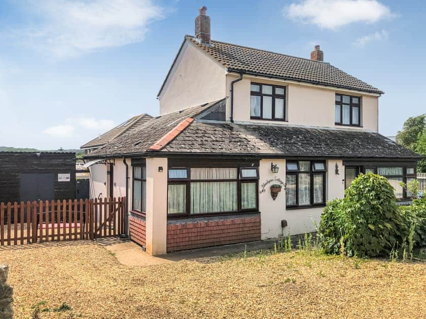 Exterior | Black Pan Holiday Cottage, Lake, near Shanklin