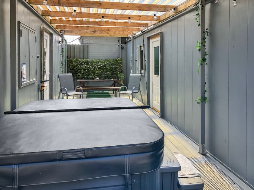 Hot tub | Cow Boy Cabin - Cow Boy Holidays, Glasgow