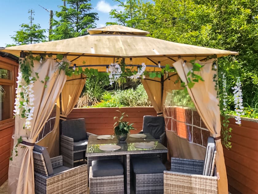 Outdoor eating area | Cow Boy Cabin - Cow Boy Holidays, Glasgow