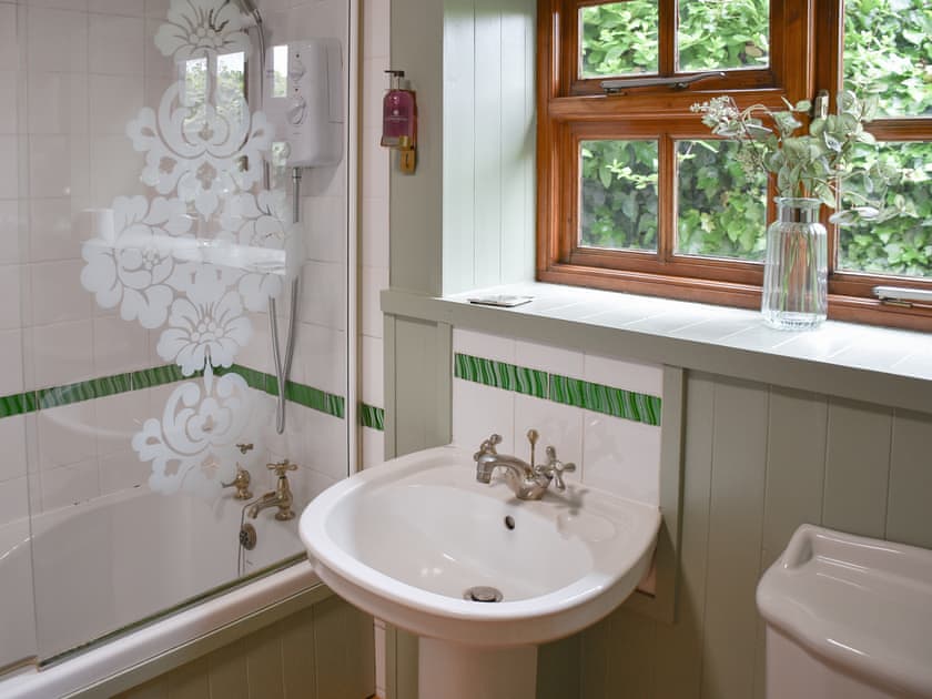Bathroom | Capri Cottage, Winterton-on-Sea