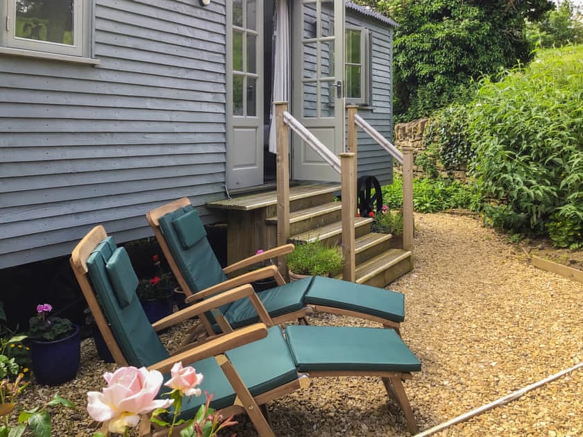 Outdoor area | Fig Tree Shepherd’s Hut, Bridport