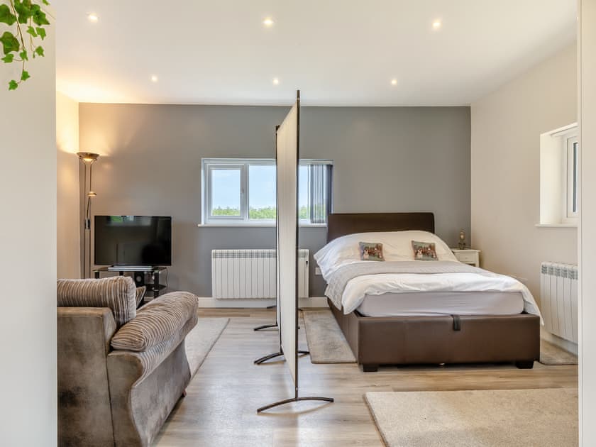 Open plan living space | Hawthorns Glamping- Squirrel Lodge - Hawthorns Glamping, Foxley, near Dereham